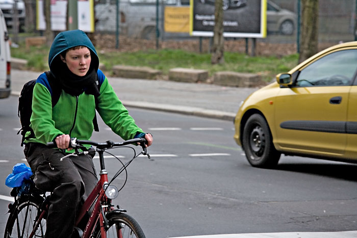 Grüngekleidete Radfahrerin in der Wihelmstrasse Kopie